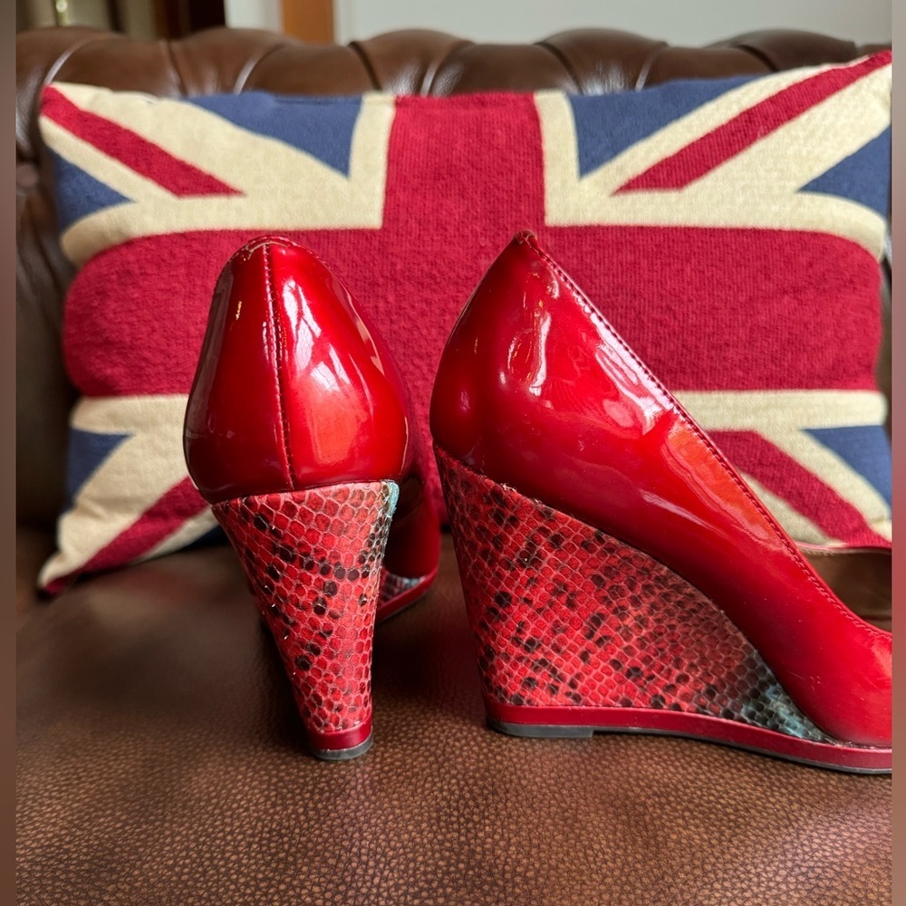Donald Pliner Habiki Red 🔥Patent Snake Wedge - size 8 M